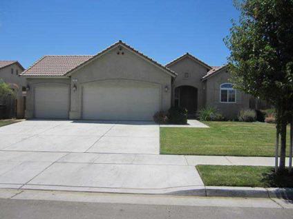 $187,900
Traditional sale in top area of Kerman. This Four BR, Two BA home features a