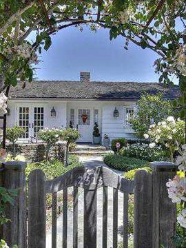 $4,295,000
Quintessential Bay Cottage with Stunning Custom Touches!